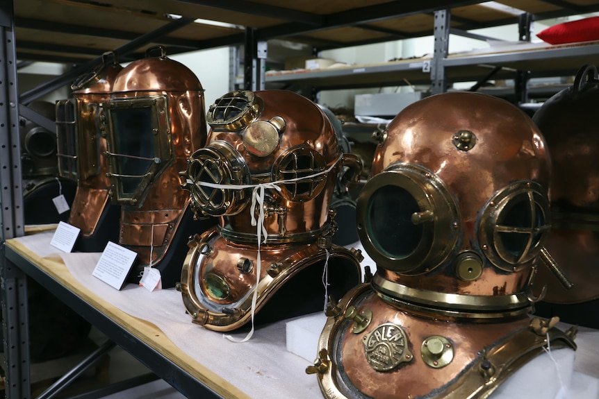 Cascos de buceo tradicionales de cobre en el almacén del museo