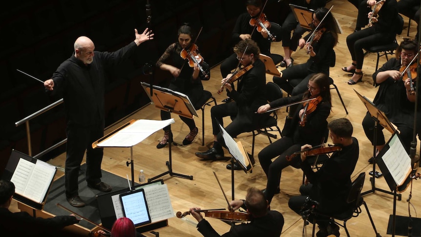 Brett Dean conducting the ANAM Orchestra at Elisabeth Murdoch Hall in 2018 (ABC: Duncan Yardley)