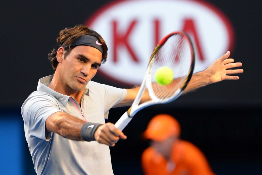 Federer opts for a backhand
