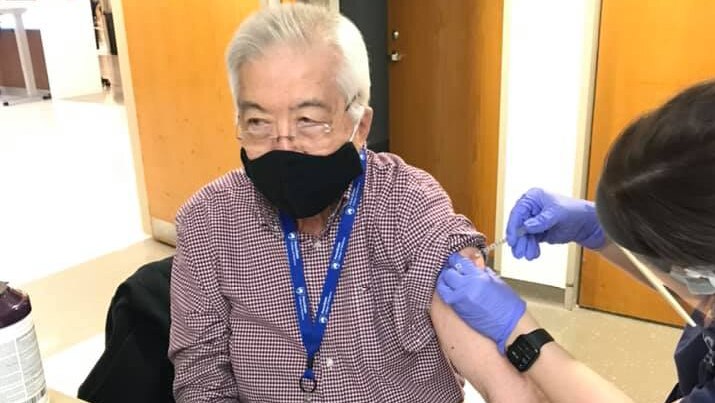 Prof Ling Tan (85 tahun ) masih aktif mengajar sehingga menjadi prioritas untuk mendapatkan vaksin di Amerika Serikat.