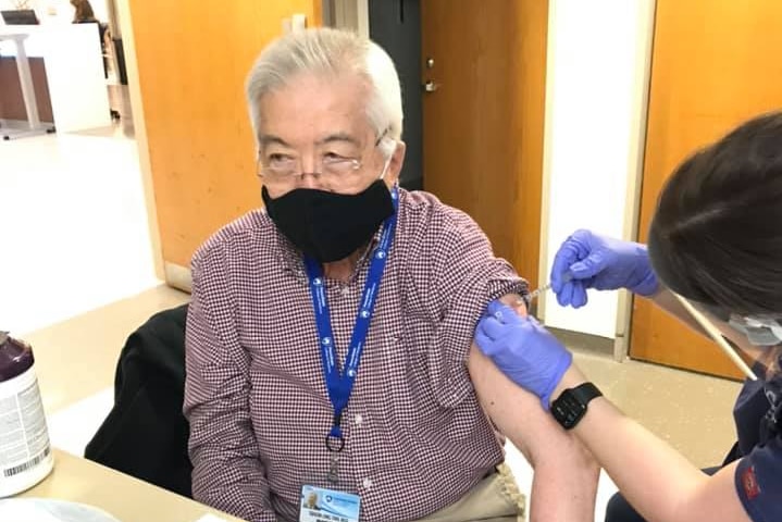 Prof Ling Tan (85 tahun ) masih aktif mengajar sehingga menjadi prioritas untuk mendapatkan vaksin di Amerika Serikat.