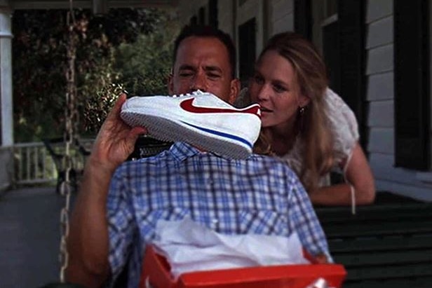 电影《阿甘正传》中的一幕，汤姆·汉克斯手中拿着一双白色耐克球鞋。