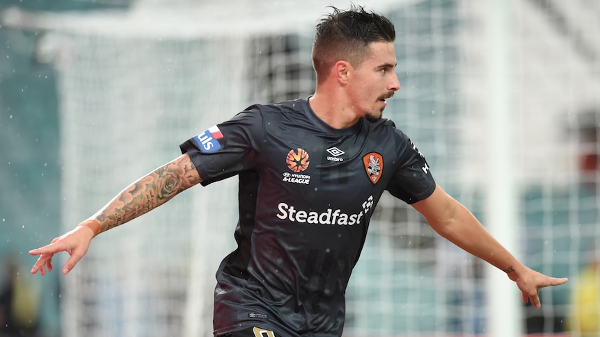 Jamie McLaren celebrates goal against Sydney FC