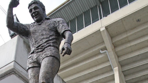 Former Canberra Raiders captain Mal Meninga unveils a statue of himself