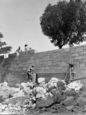 Building a new wall around Subiaco Oval, 1930.