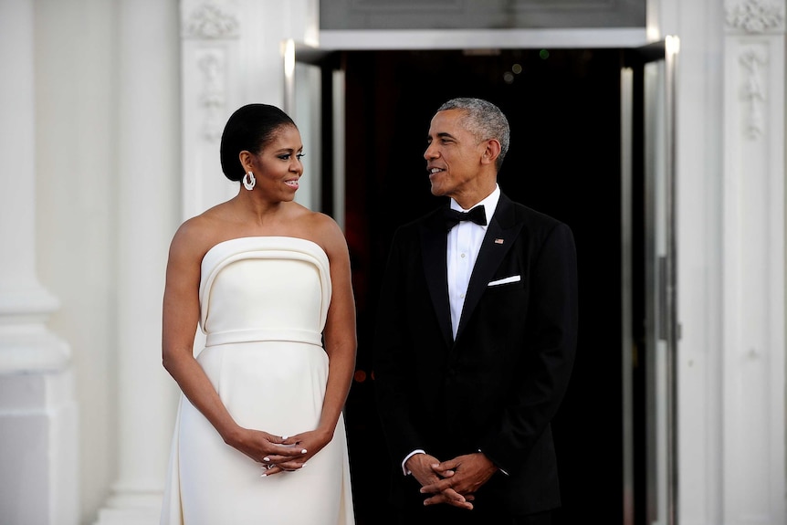 U.S. President Barack Obama and first lady Michelle Obama wait for the arrival of Singapore Prime Minister Lee Hsien Loong and his wife Mrs. Lee Hsien Loong at the White House in Washington