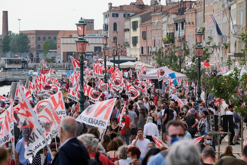 Los residentes de Venecia organizan una protesta para exigir el fin de los cruceros que pasan por la ciudad del lago مدينة