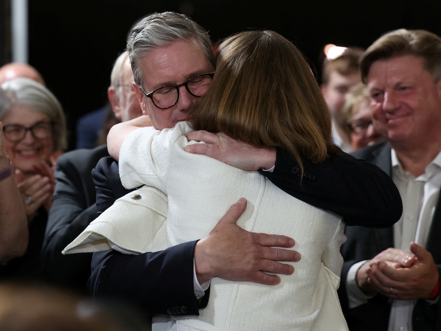 斯塔默胜选后与妻子拥抱。