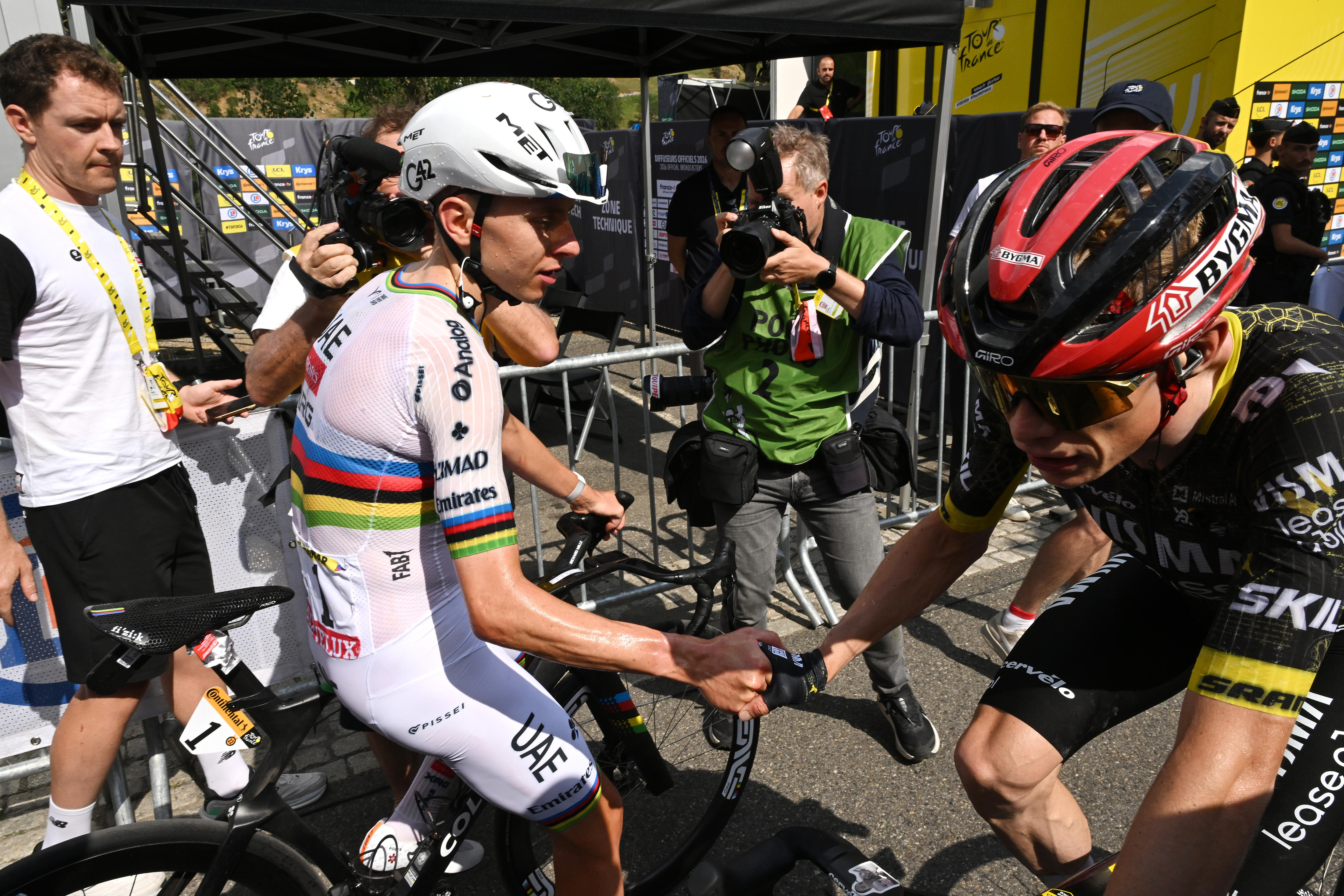 Tadej Pogačar shakes the hand of Jonas Vingegaard