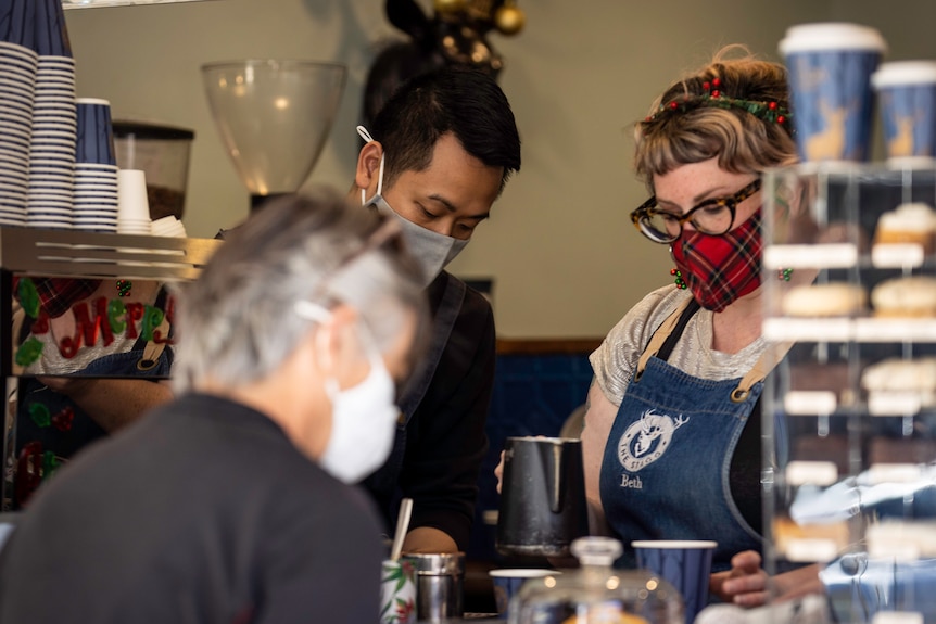 Masques portés dans un café.