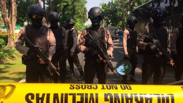Polisi berjaga pasca serangan di tiga gereja di Surabaya