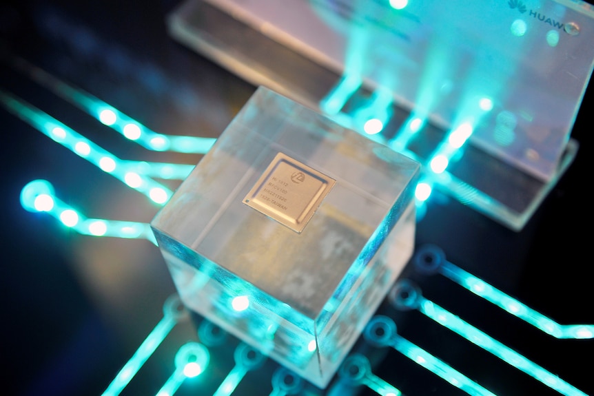 华为子公司海思生产的芯片在展示台上。