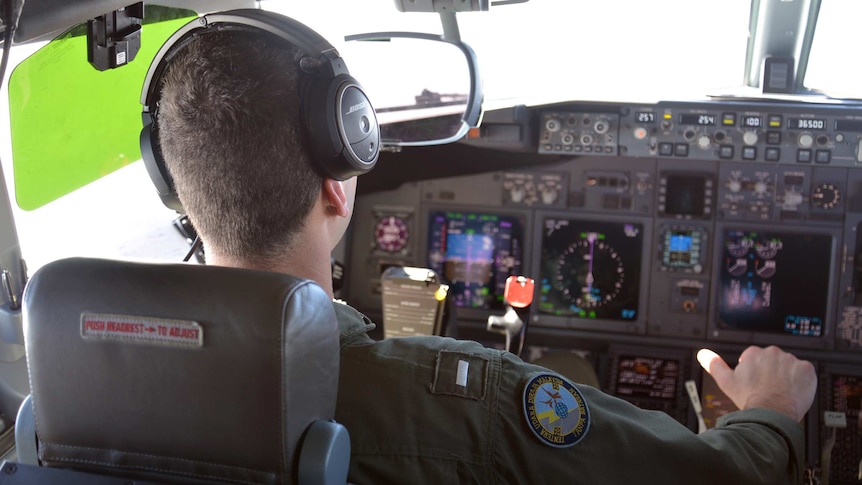 US Navy assists Indian Ocean search for MH370