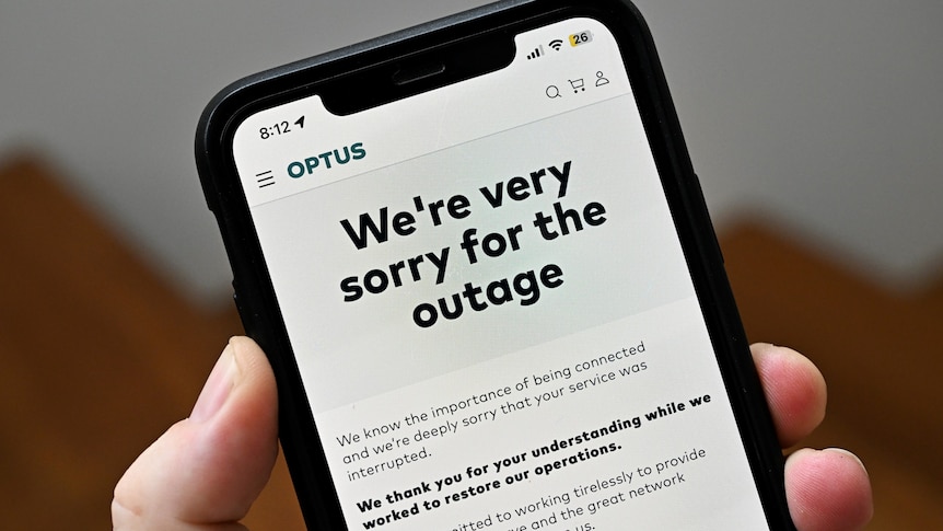 Optus outage apology message on an iPhone.