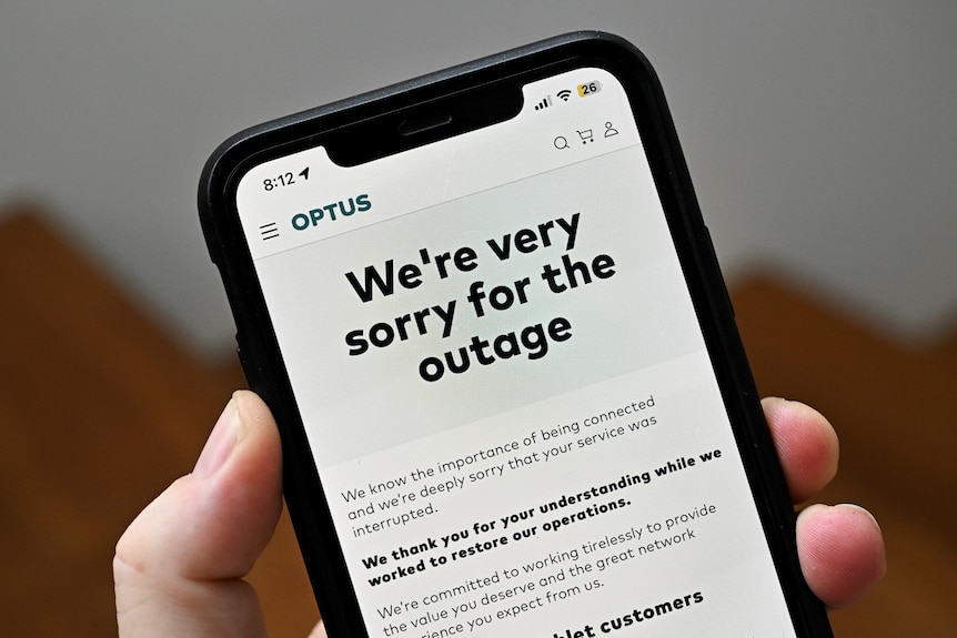 Optus outage apology message on an iPhone.