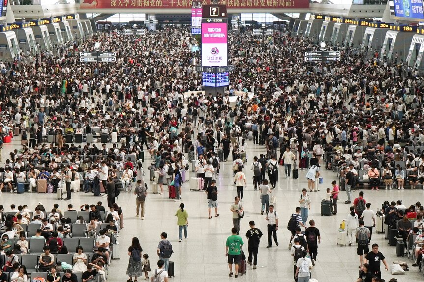 杭州东火车站也是人流涌动。