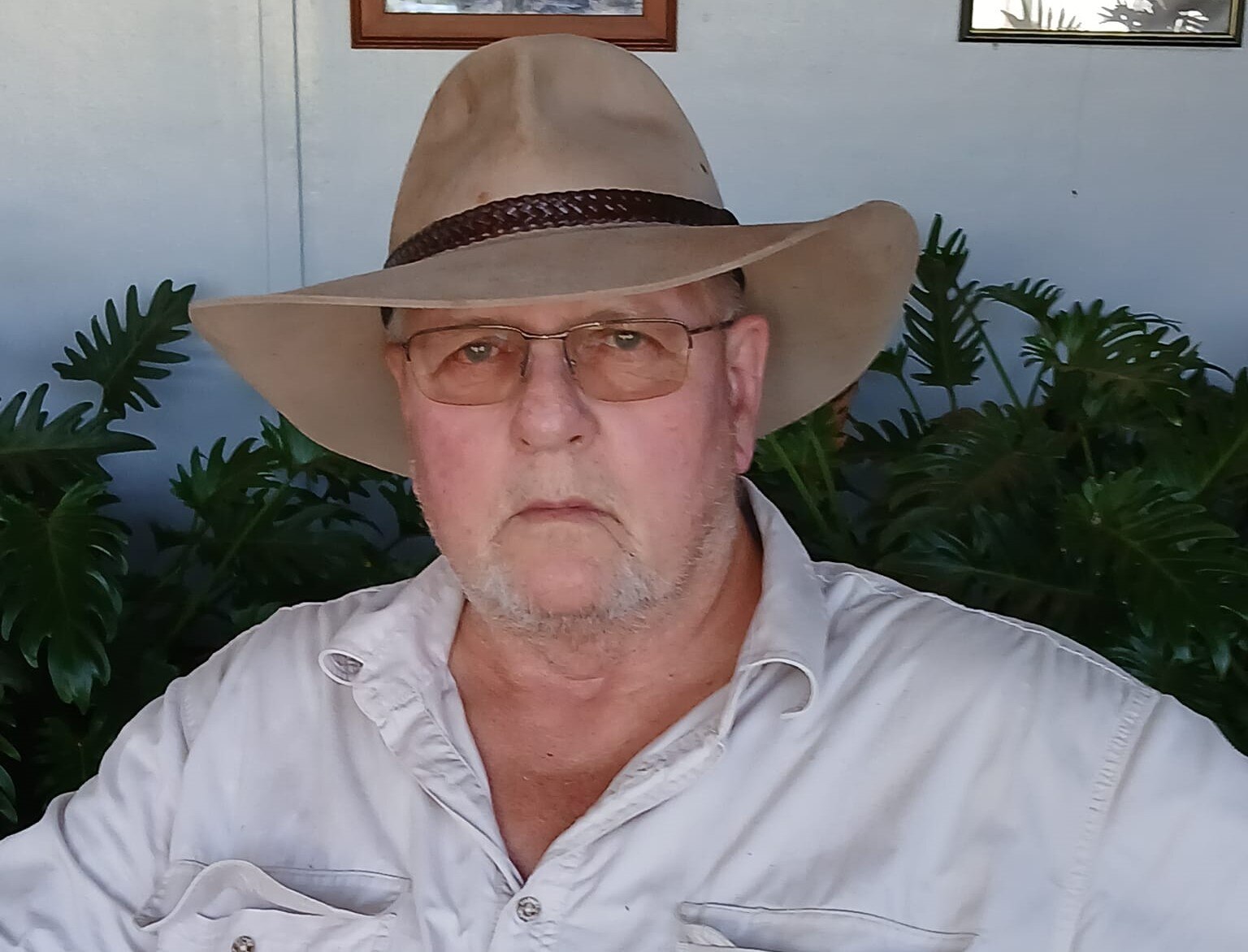 Un hombre con un sombrero con una mirada seria en su rostro.