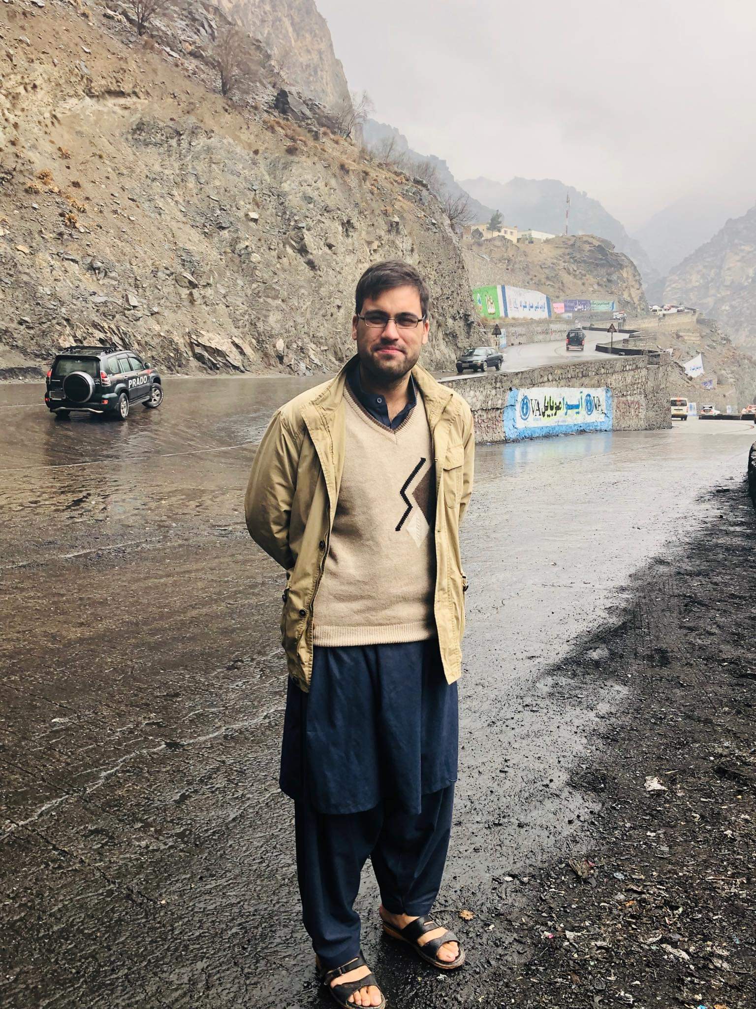 Un hombre sonríe mientras posa en una calle de Afganistán.