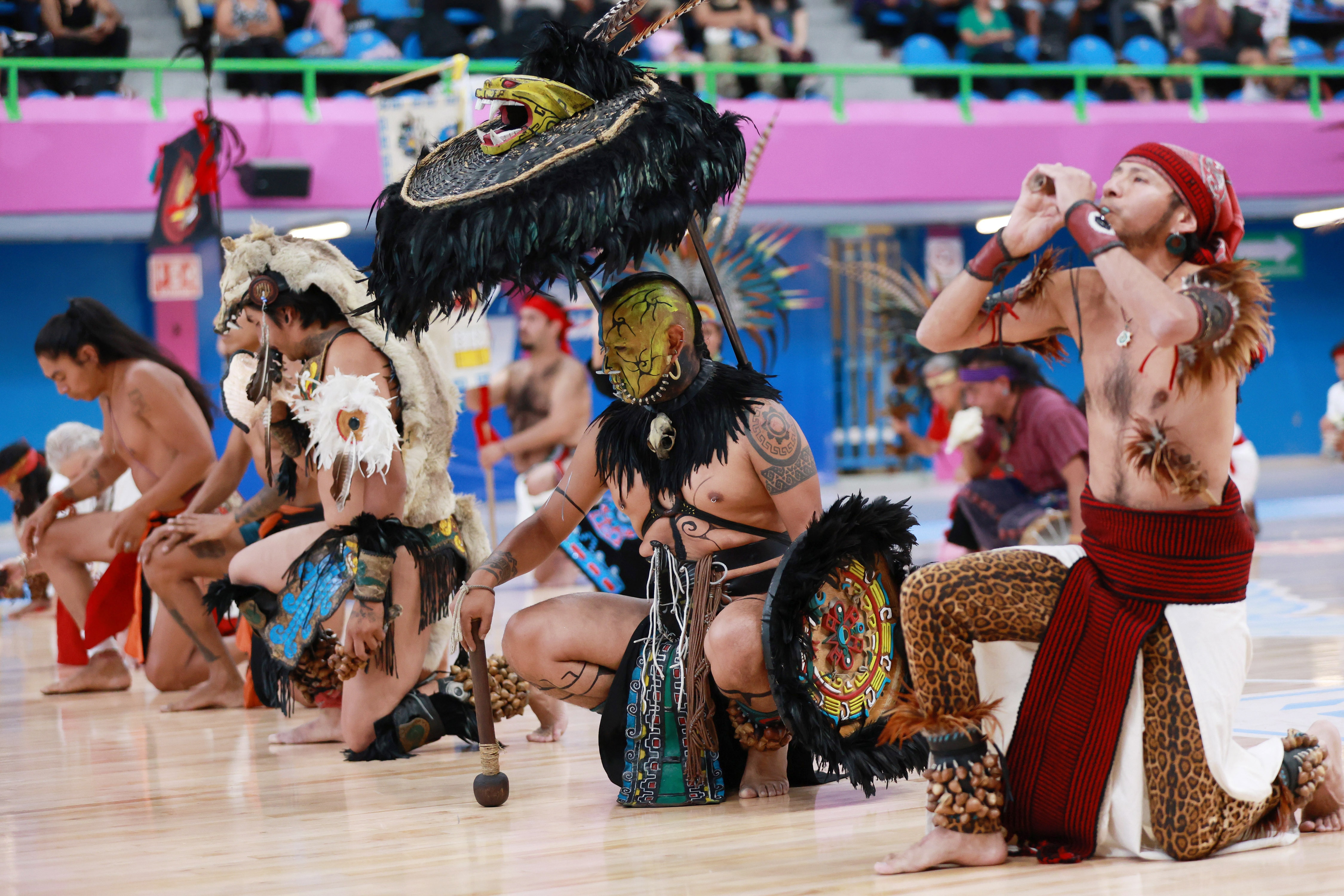 Artistas COstumed posam