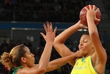 Cambage looks to pass