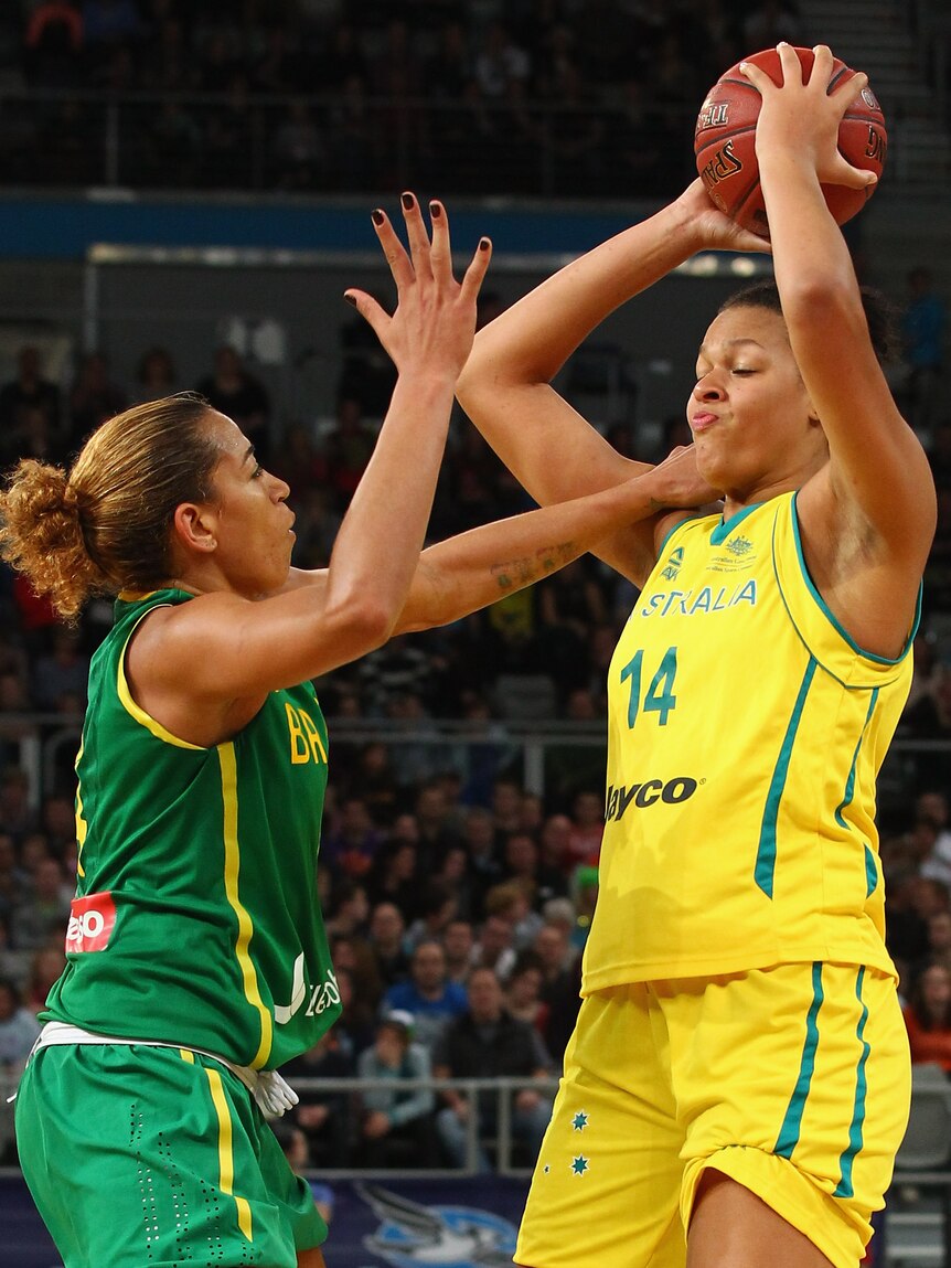Cambage looks to pass