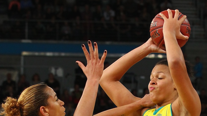 Cambage looks to pass