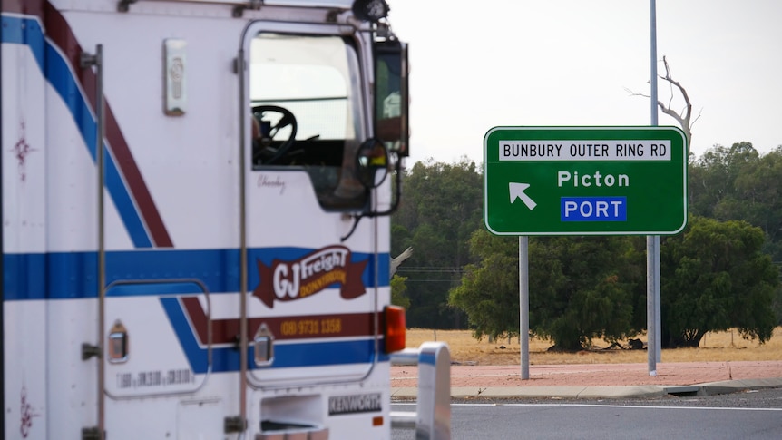 A sign pointing to the Bunbury Outer Ring road.