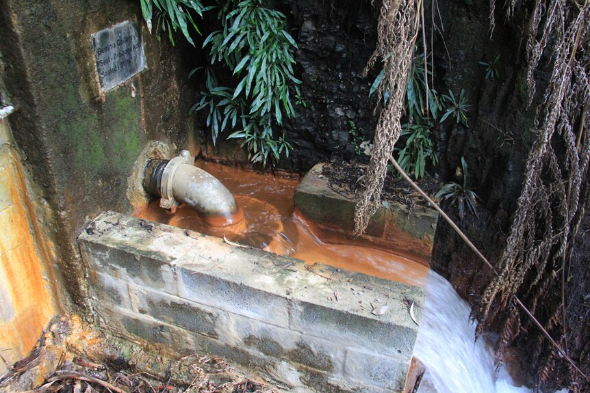 A drainage pipe releasing polluted water into the Wingecarribee river.