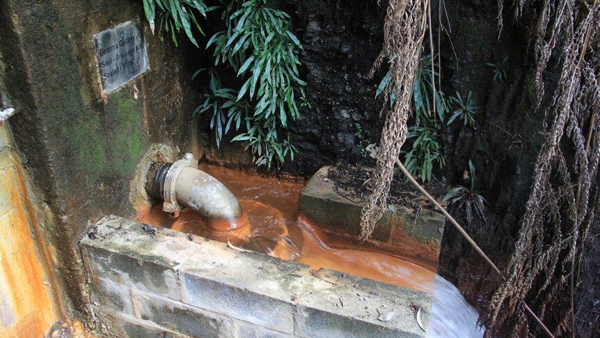 A drainage pipe releasing polluted water into the Wingecarribee river.