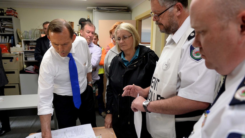 Prime Minister Tony Abbott is briefed on the NSW fires