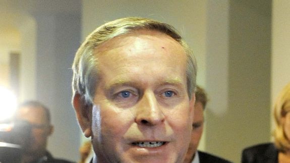 West Australia Premier Colin Barnett speaks walks down a corridor