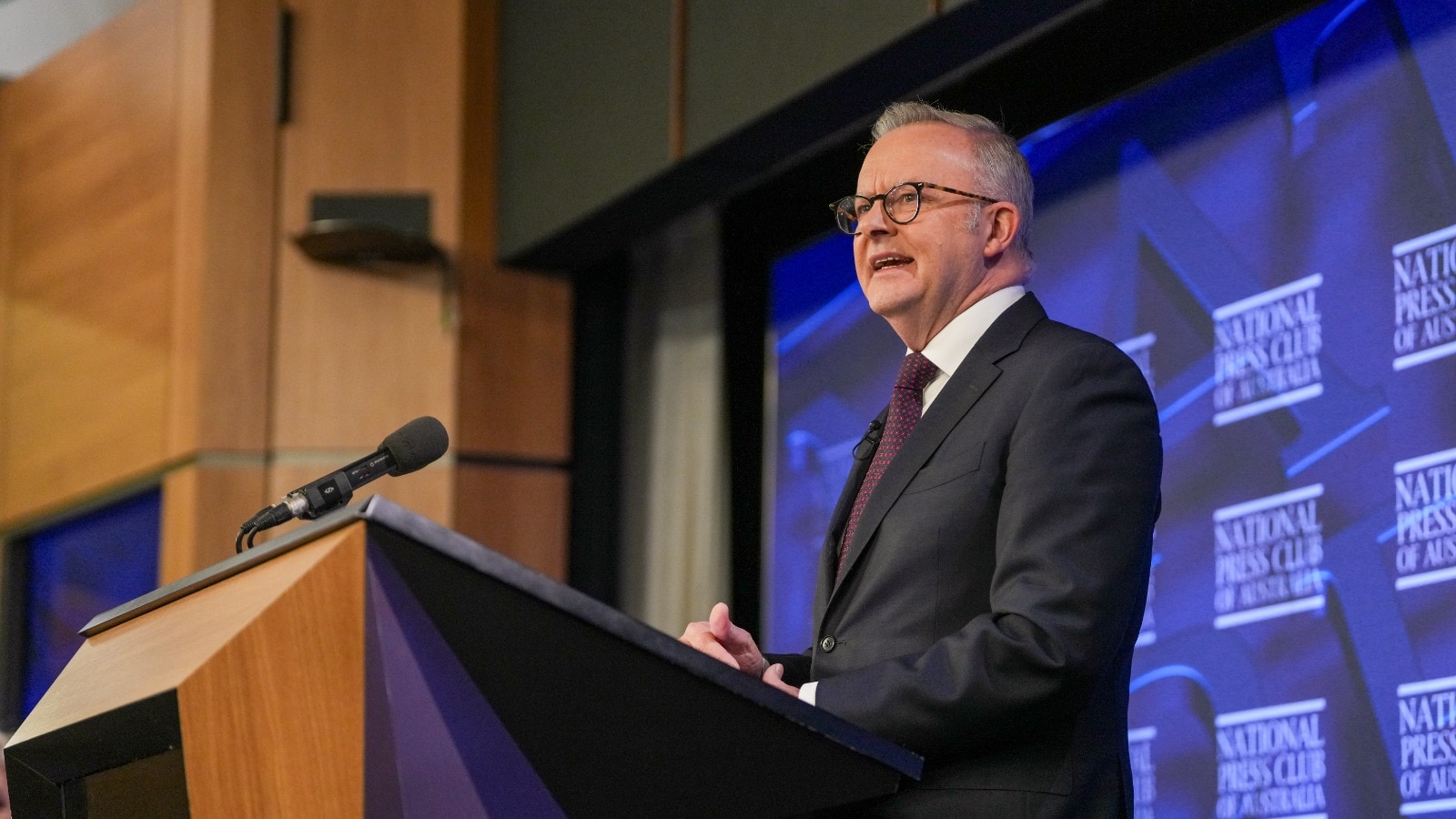 Anthony Albanese fala no National Press Club. 