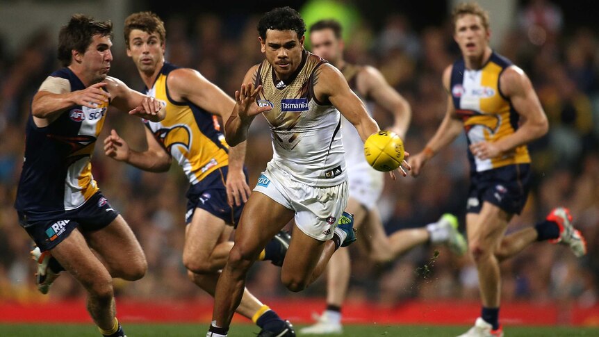 West Coast's Andrew Gaff (L) and Cyril Rioli of Hawthorn contest the ball in 2015 qualifying final.