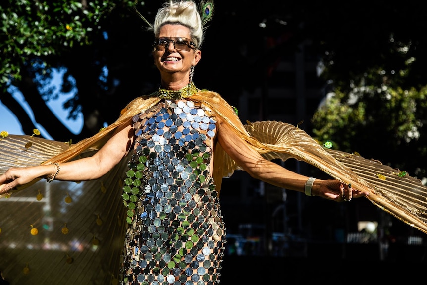 une femme vêtue d'une tenue brillante