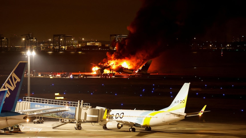 Des images montrent une boule de feu en éruption alors qu’un avion de Japan Airlines entre en collision avec un avion des garde-côtes.