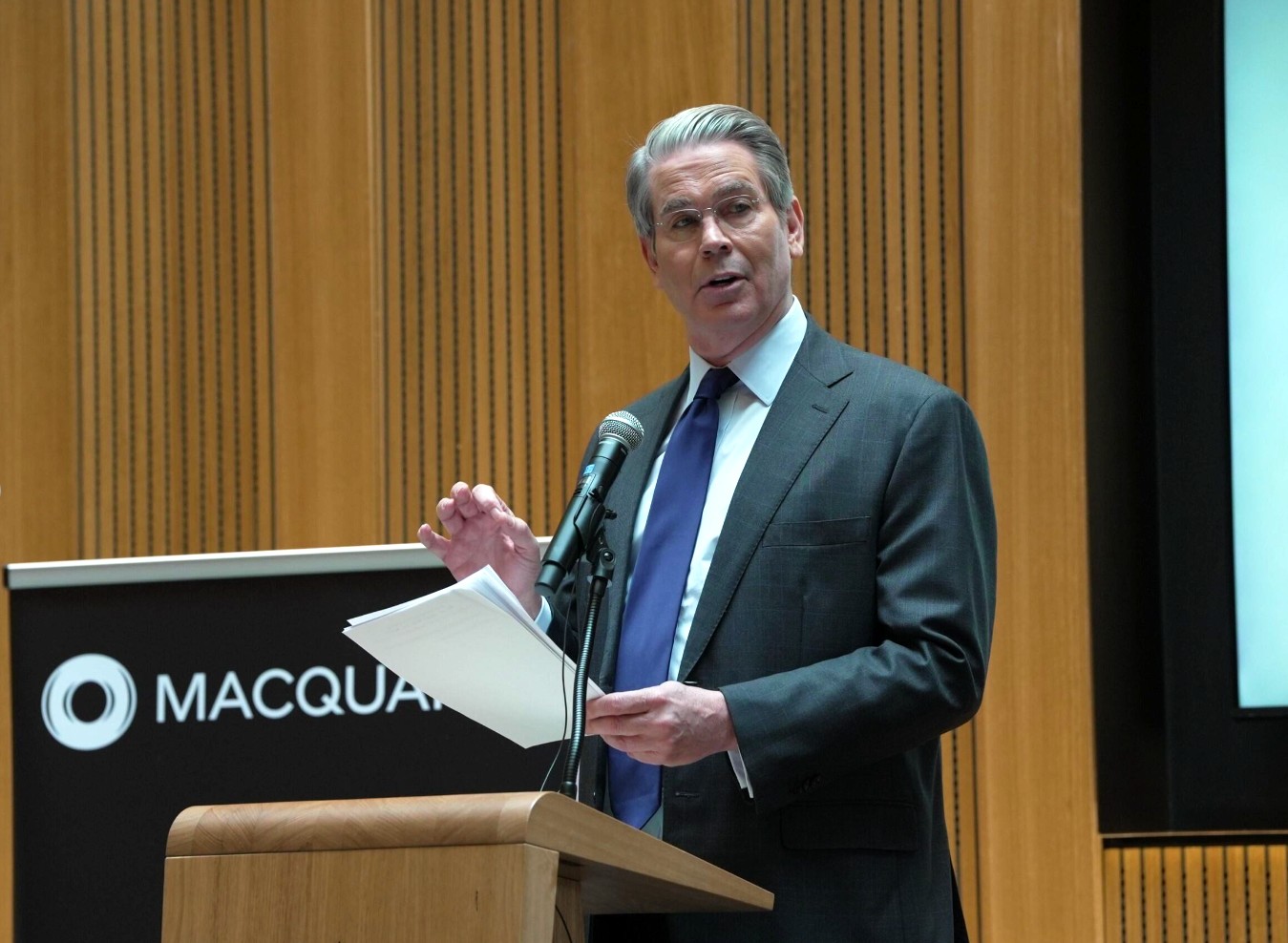 斯科特·貝森在講台上發言