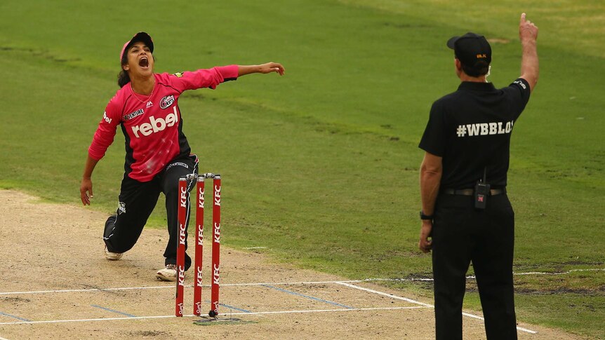 Lisa Sthalekar of the Sixers takes the wicket of Amy Sattherthwaite