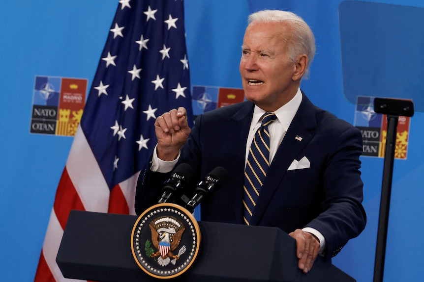 Joe Biden fait un geste pendant qu'il parle lors d'une conférence de presse.