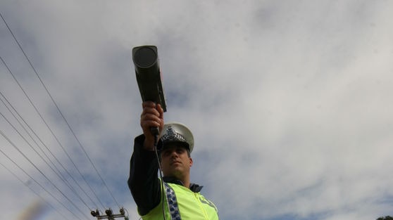 WA police officer with radar gun