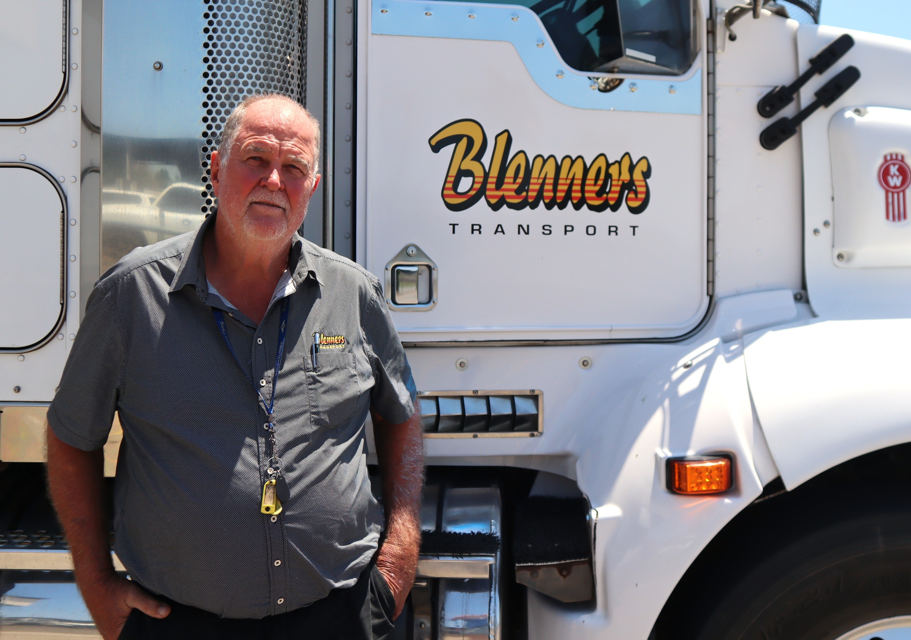 Les Blennerhassett se encuentra frente a una de sus furgonetas Blenners.