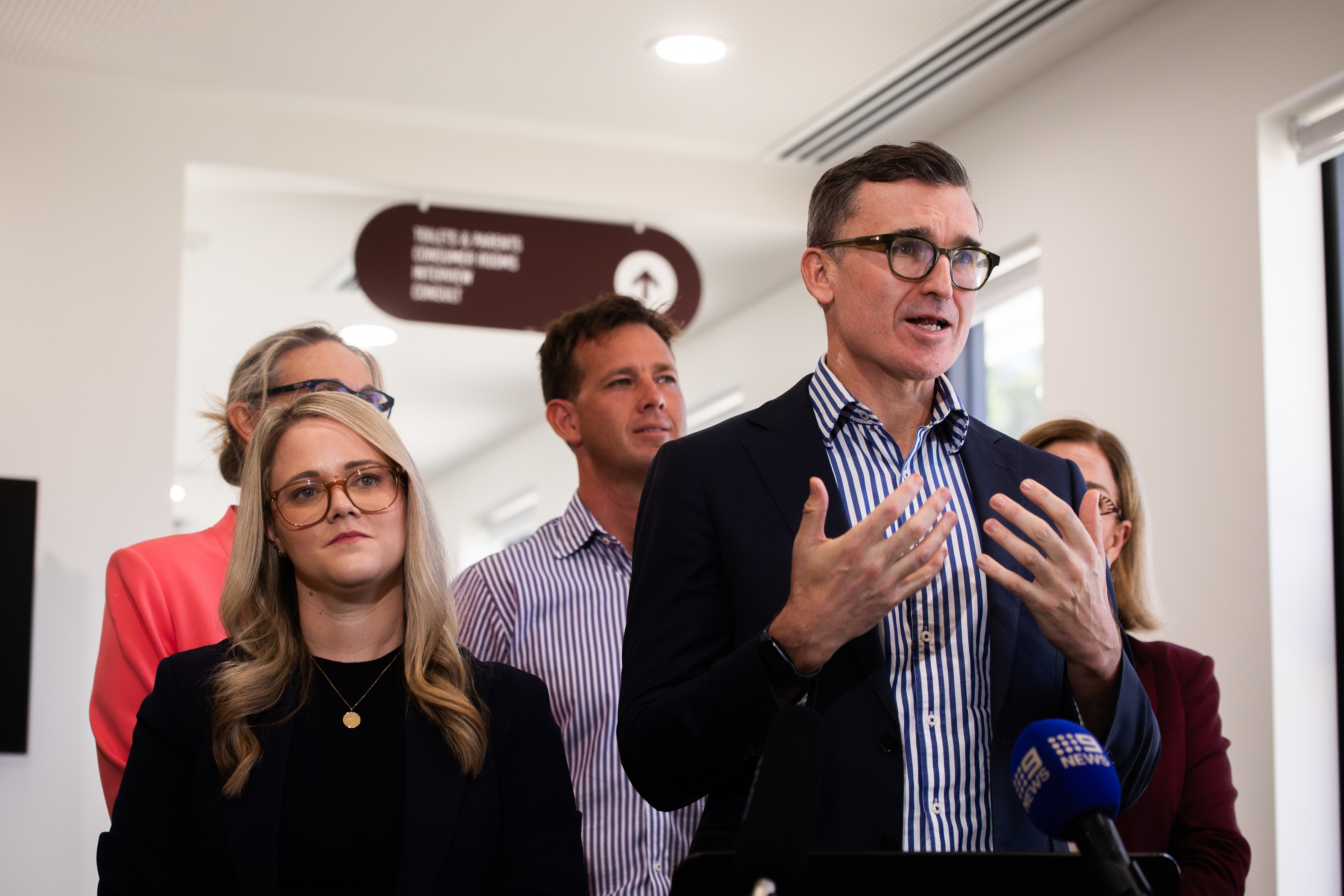 Джон Керри выступает на пресс-конференции.