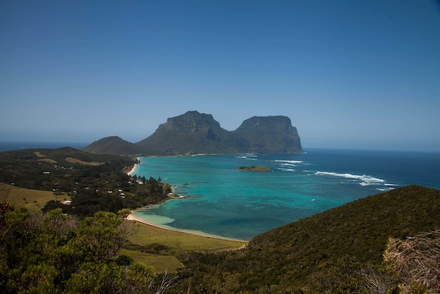 Une longue vue de l'île Lord Howe avec des récifs coralliens frangeants.