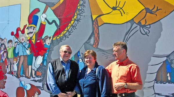 Len Field, Margaret Odgers and Wayne Muir with the mural