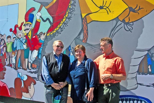 Len Field, Margaret Odgers and Wayne Muir with the mural