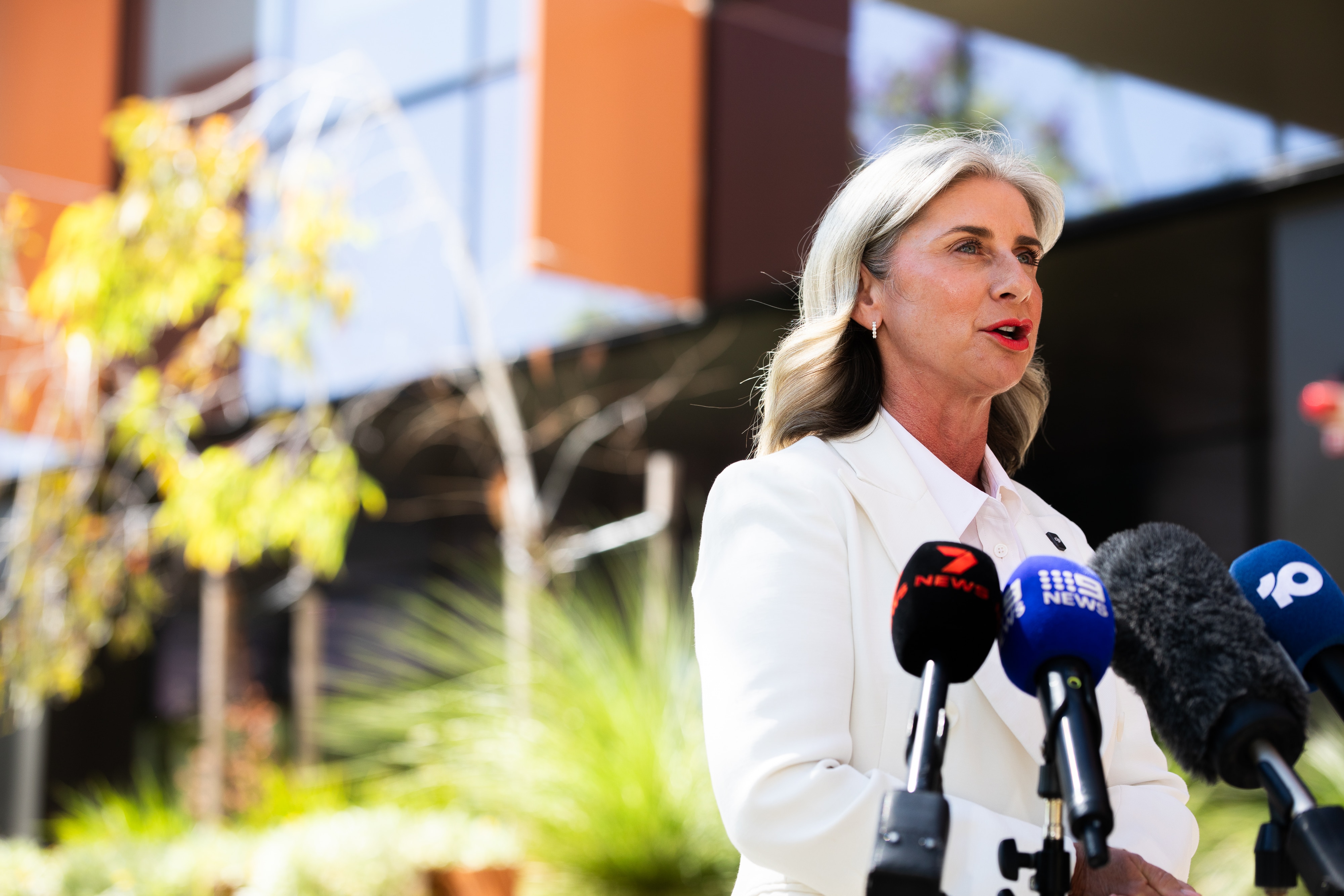 Sandra Brewer falando em entrevista coletiva.