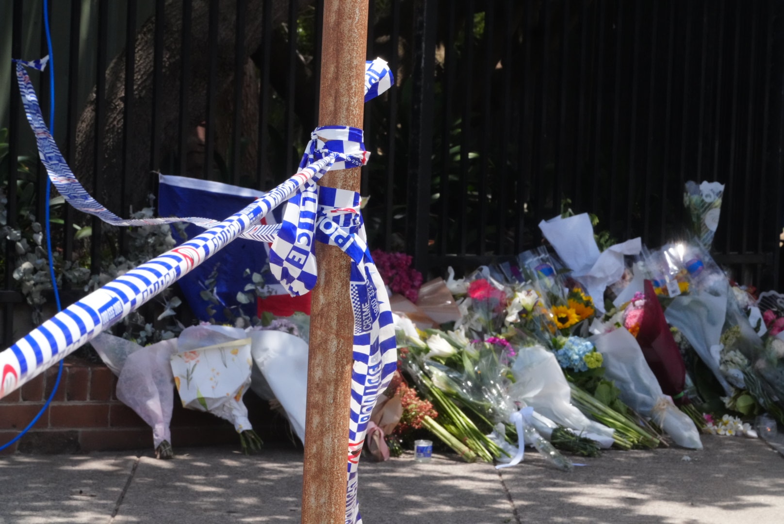 Flores en el suelo detrás de la cinta barrera
