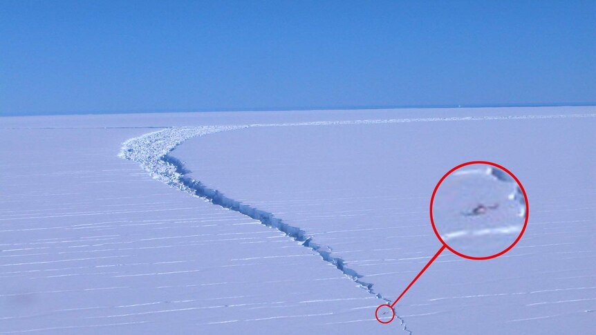 An inset points to the location of a helicopter on the Amery ice shelf