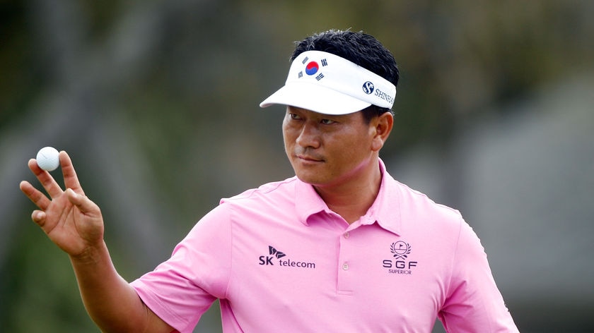 Choi reverted to his old putting style and up the leaderboard. (File photo)
