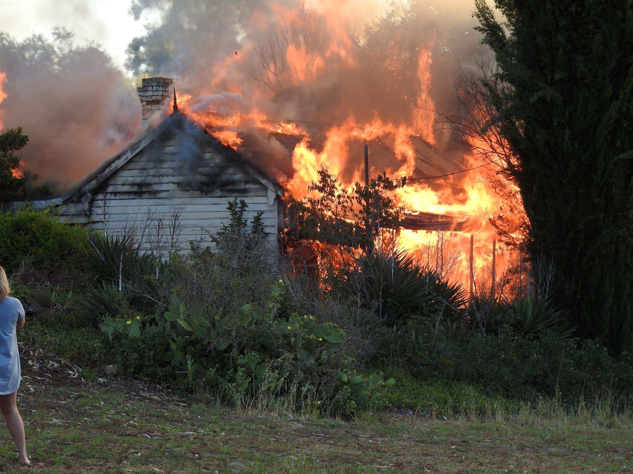 Historic building Cantle's Cottage destroyed by fire in Queanbeyan ...