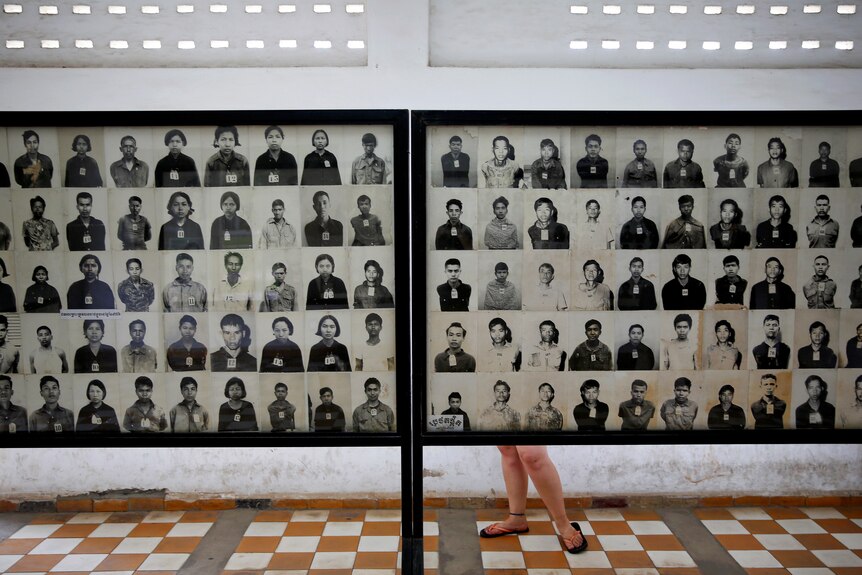 Des panneaux affichent des photos de victimes du régime des Khmers rouges